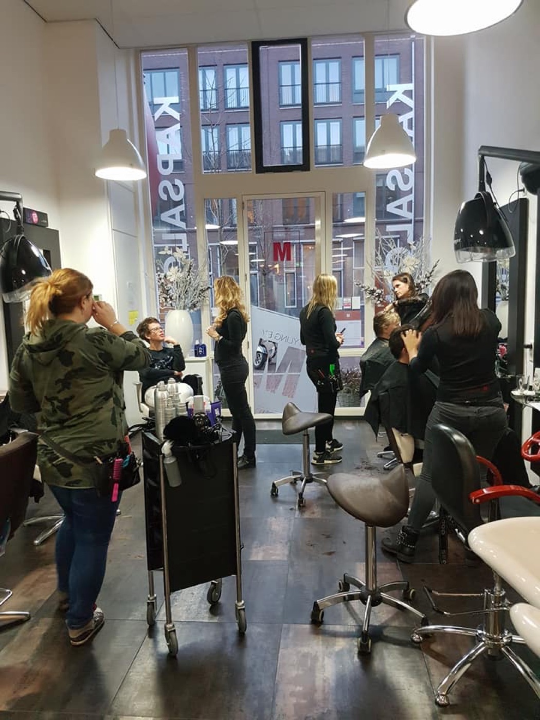 Lichte salon van Styling by M met stylisten aan het werk