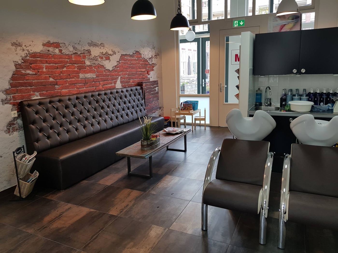 Rustige wachtruimte van de haarwerksalon