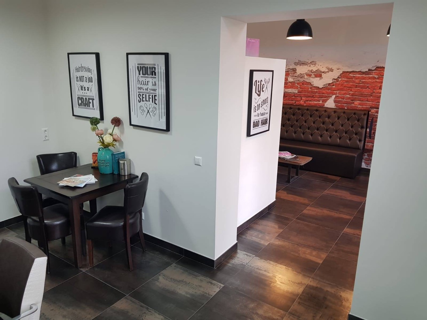 Zithoek met ingelijste prints