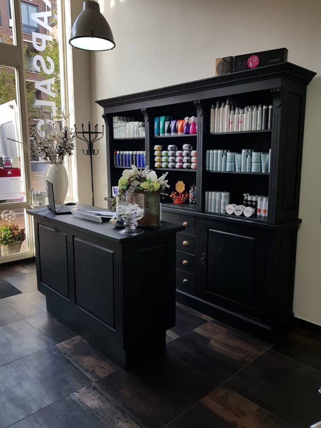 Verzorgingsproducten in de salon van Styling by M