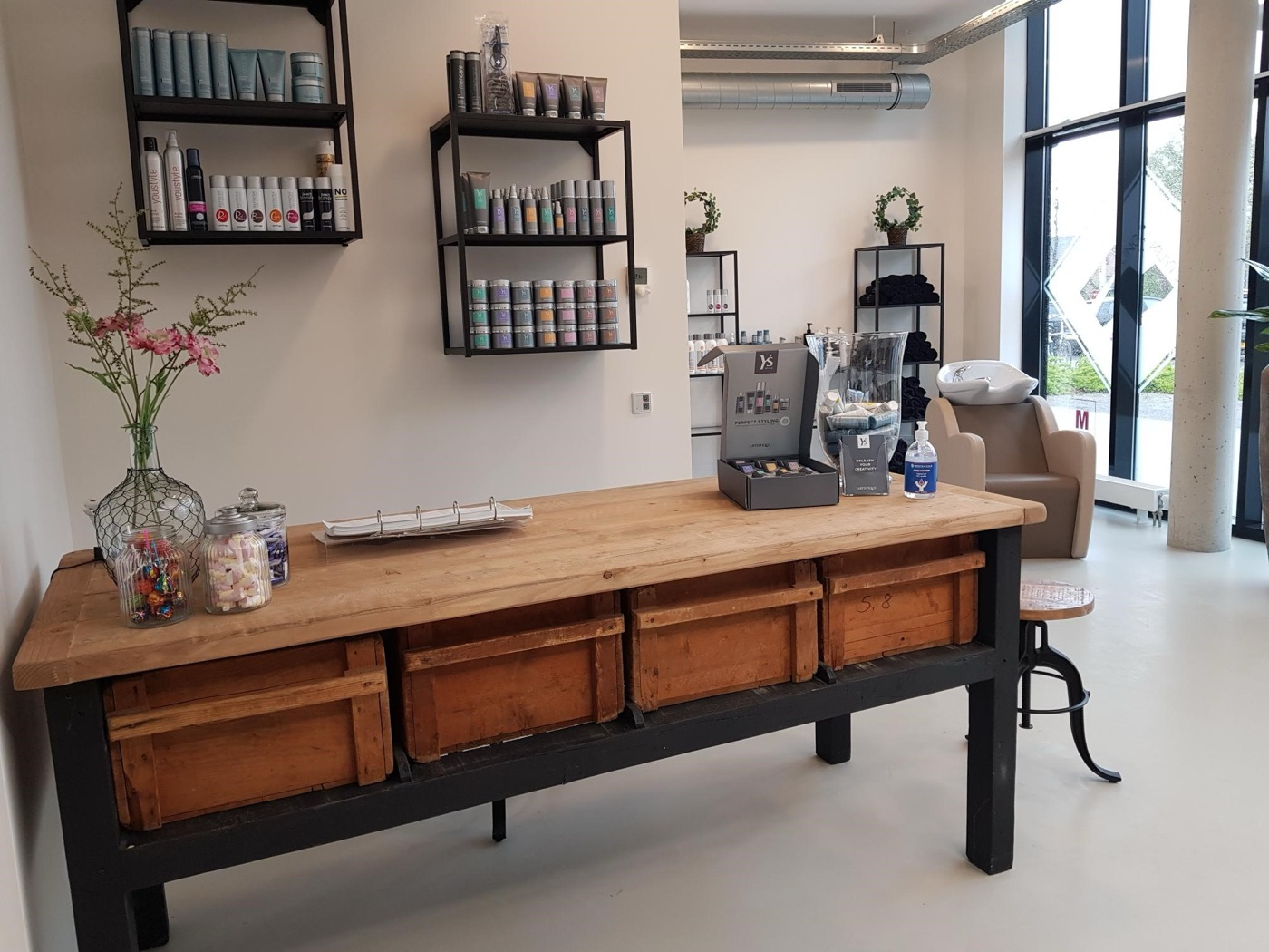Houten werktafel met verzorgingsproducten