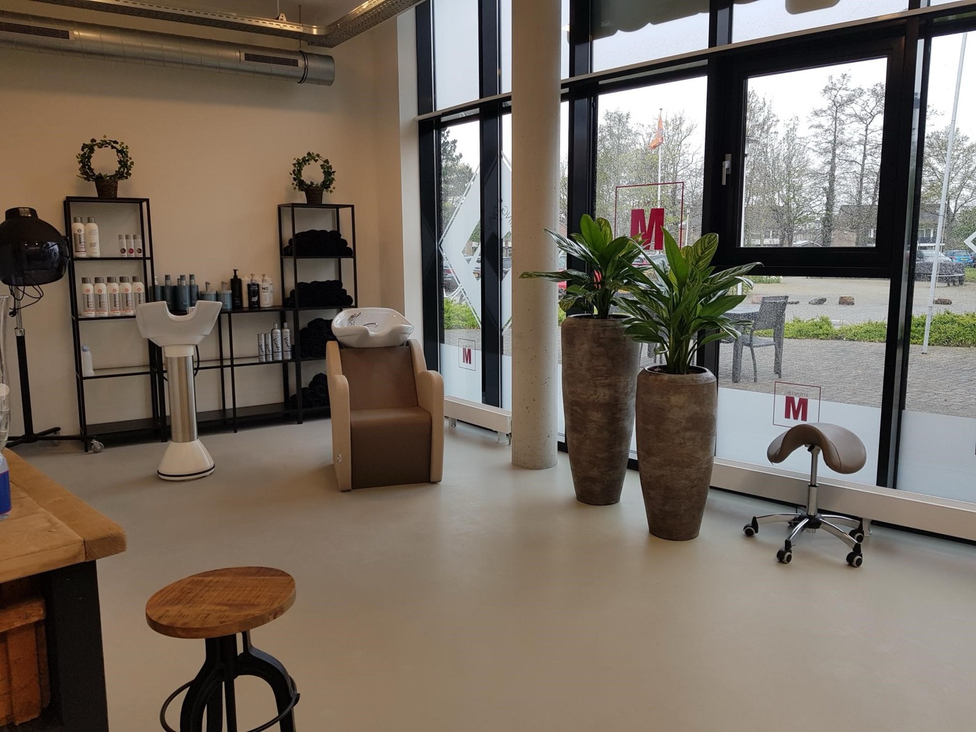 Salon-interieur met planten en daglicht