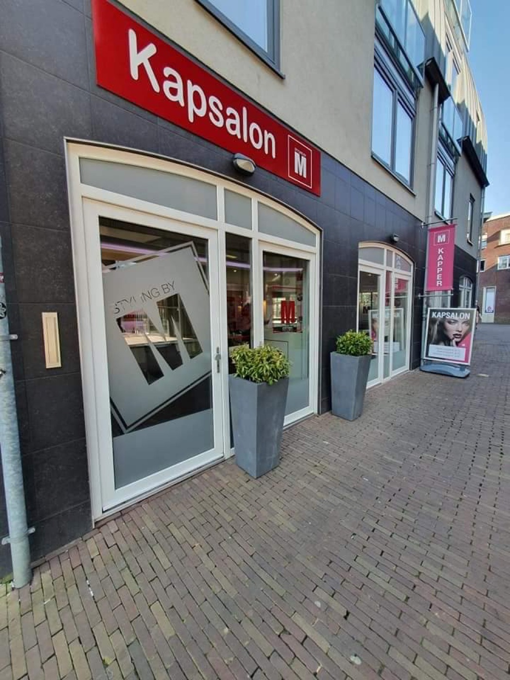 Kapsalon M — vestiging aan de straatzijde