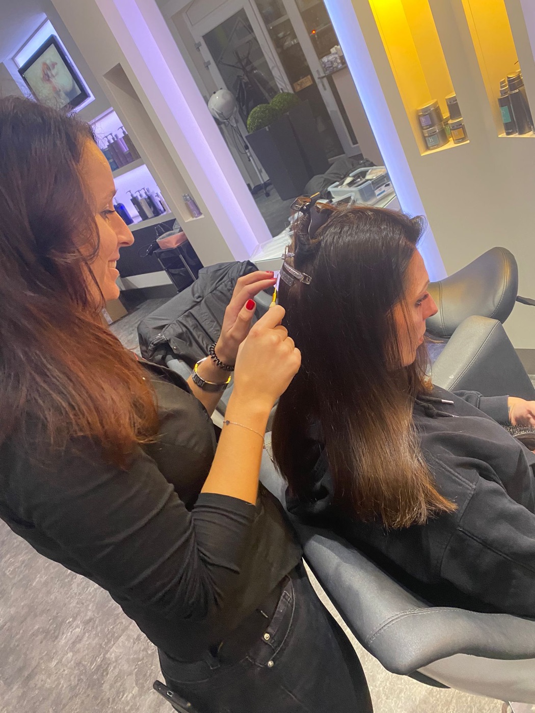 Aanbrengen van hairextensions bij Styling by M