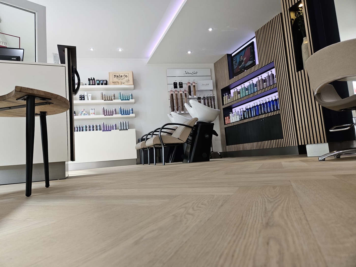 Warme houten vloer en productwand